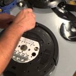 Cómo desmontar y reemplazar los sensores de parachoques en la serie iRobot
