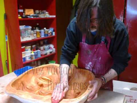 Cómo hacer una máscara decorativa de cartón piedra-papel maché