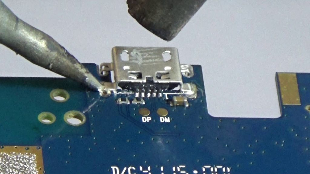 Reemplazo del conector micro usb de potencia