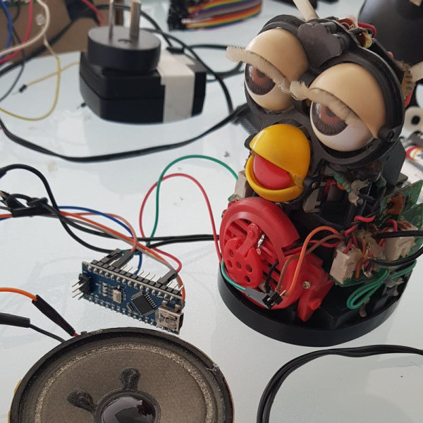 Modificar un muñeco Furby para hacer un robot que reproduzca citas famosas