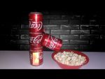 Máquina de palomitas de maíz con latas de refresco