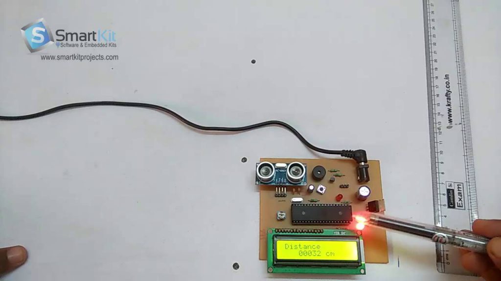 Indicador de distancia ultrasónico utilizando un microcontrolador base 8051