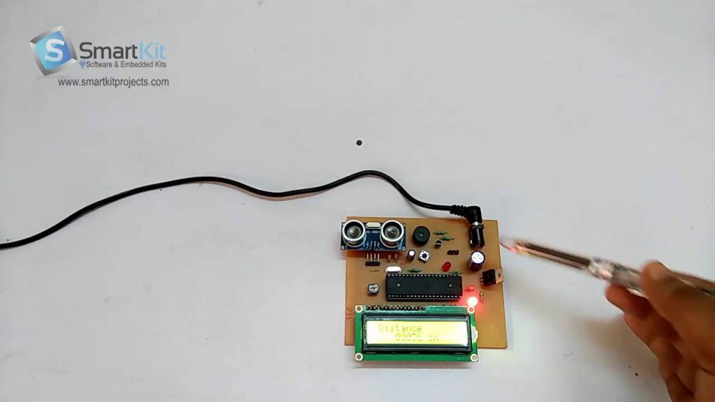 Medición de distancia ultrasónica utilizando un microcontrolador base 8051
