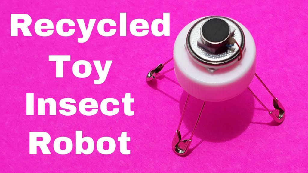 Robot de juguete con la tapa de una botella