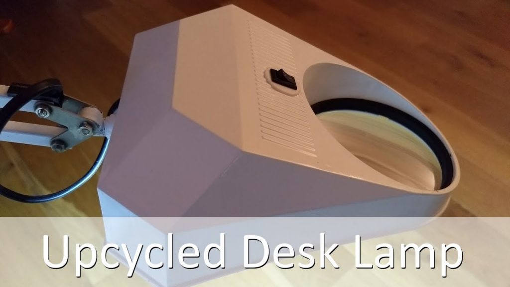 Lámpara de escritorio reciclada con tira de LED y lupa