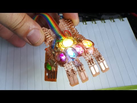 Thanos Gauntlet hecho de PCB, piedras LED y alambre de cobre