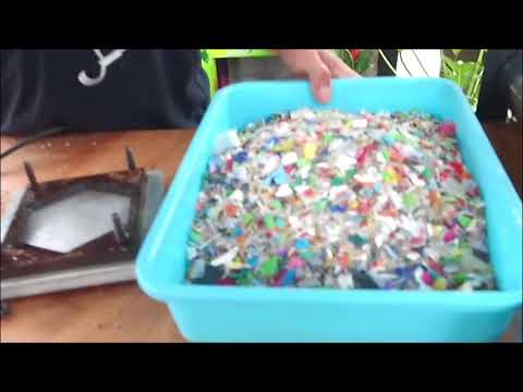 Hacer baldosas de plástico reciclado